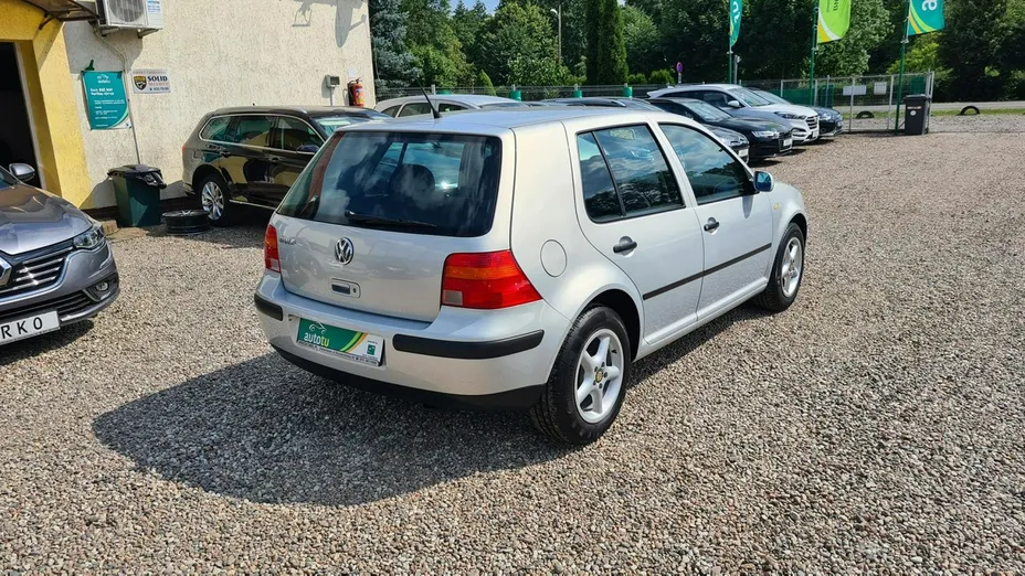 VOLKSWAGEN Golf -