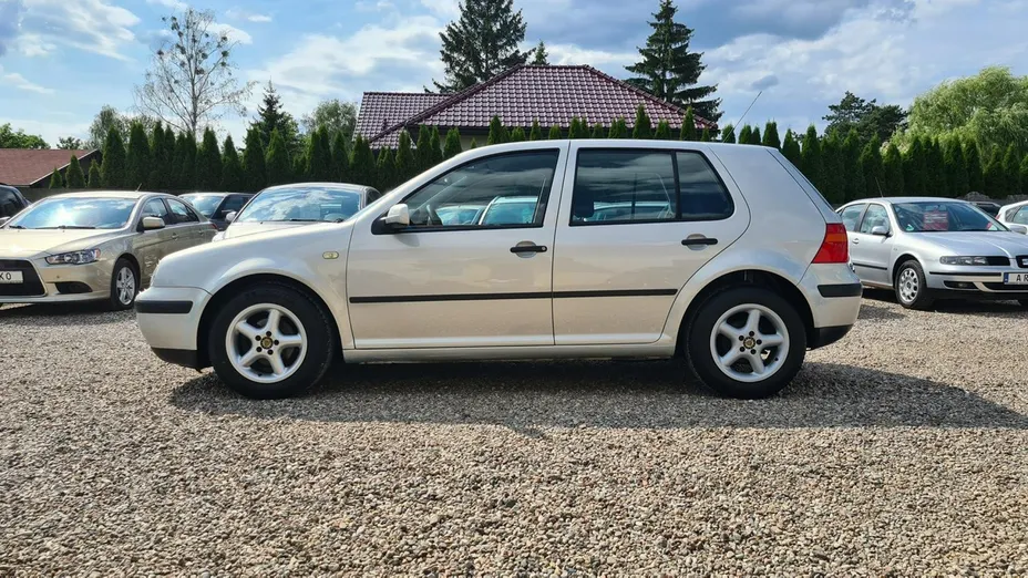 VOLKSWAGEN Golf -