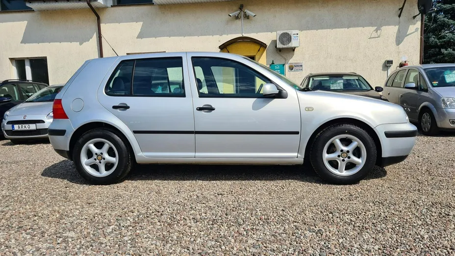 VOLKSWAGEN Golf -