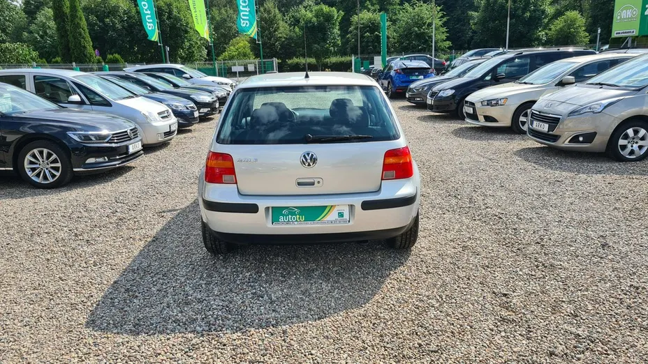 VOLKSWAGEN Golf -