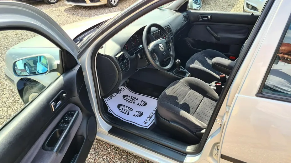 VOLKSWAGEN Golf -