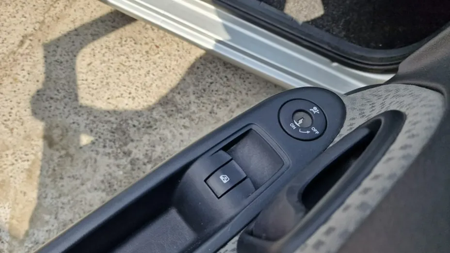 RENAULT Clio -