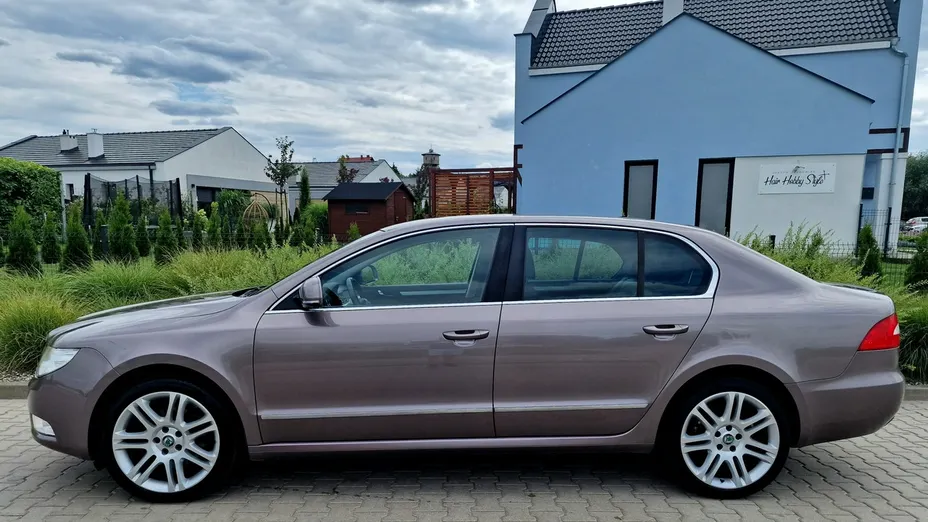 SKODA Superb -