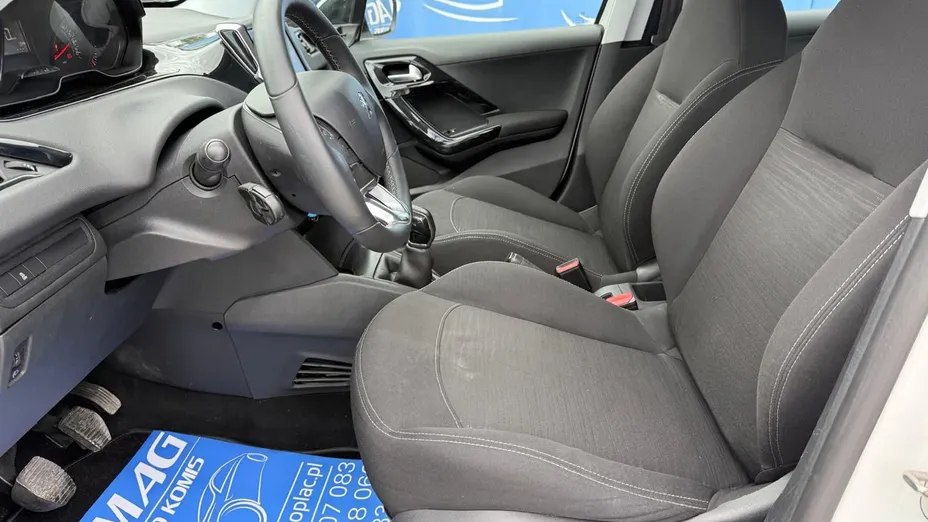 PEUGEOT 208 -