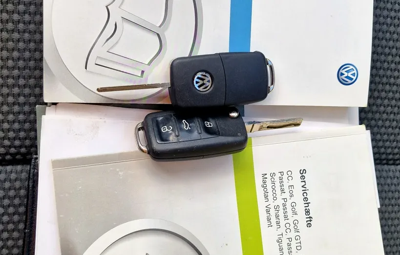 VOLKSWAGEN Golf -