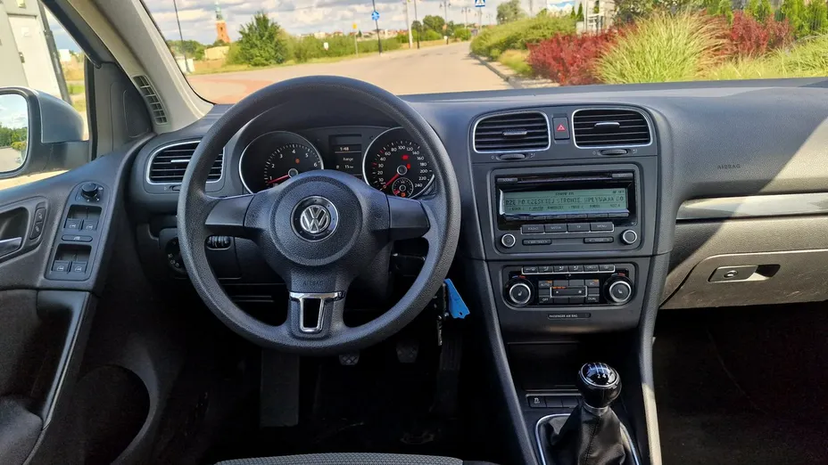 VOLKSWAGEN Golf -