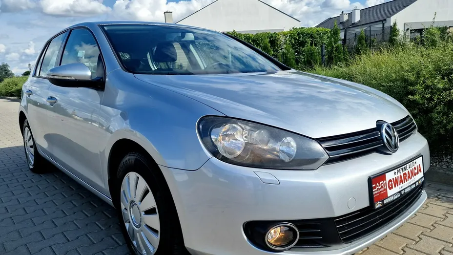 VOLKSWAGEN Golf -