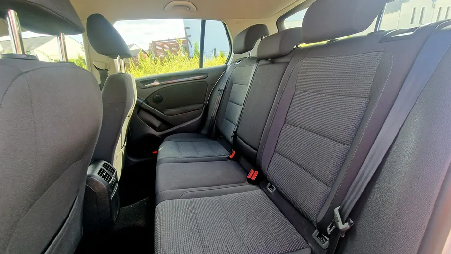 VOLKSWAGEN Golf -