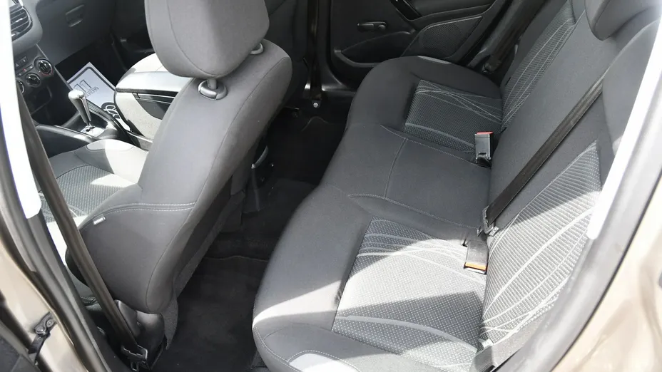PEUGEOT 208 -