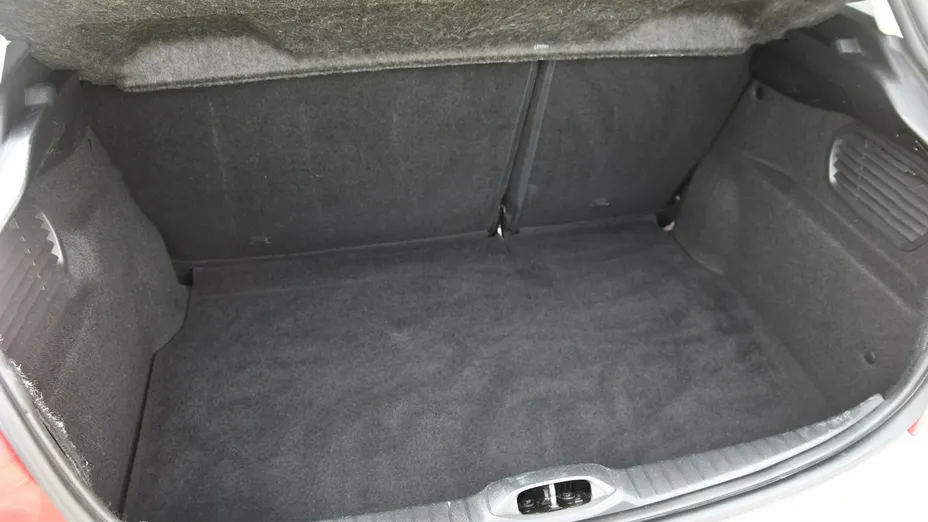 PEUGEOT 208 -