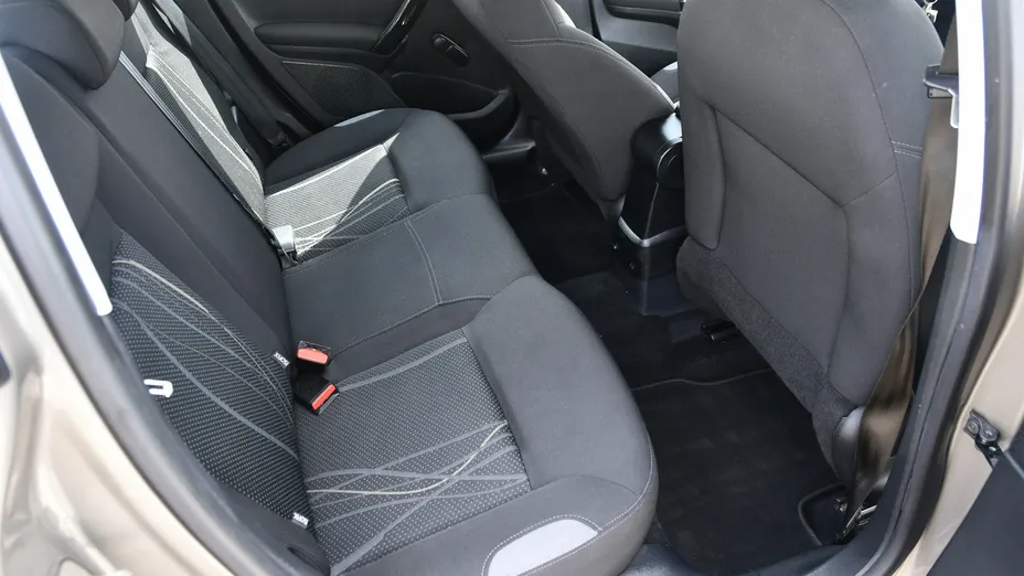 PEUGEOT 208 -
