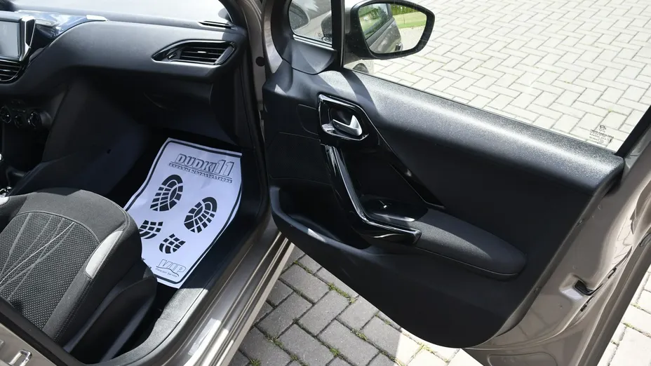 PEUGEOT 208 -