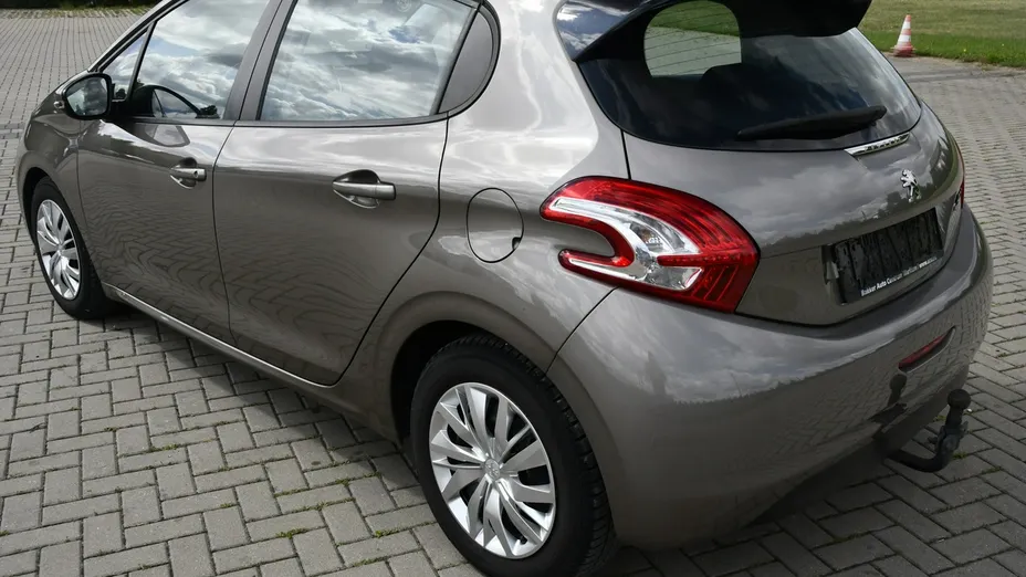 PEUGEOT 208 -