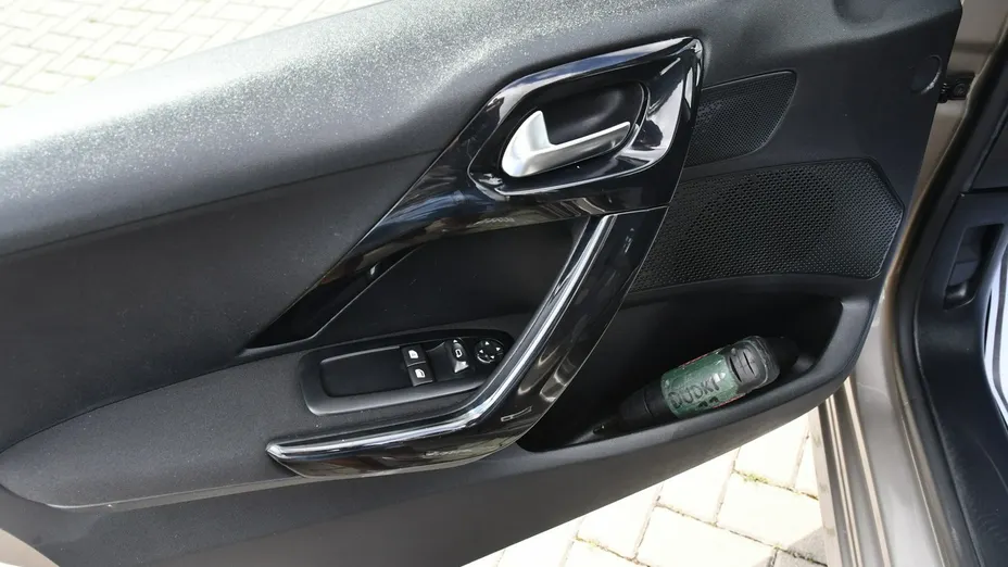 PEUGEOT 208 -
