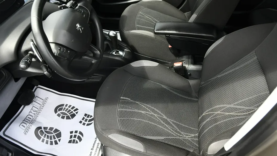 PEUGEOT 208 -