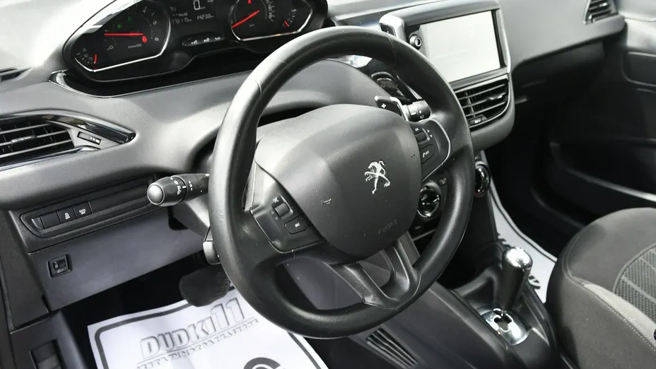PEUGEOT 208 -