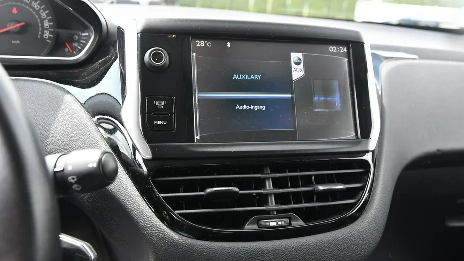 PEUGEOT 208 -