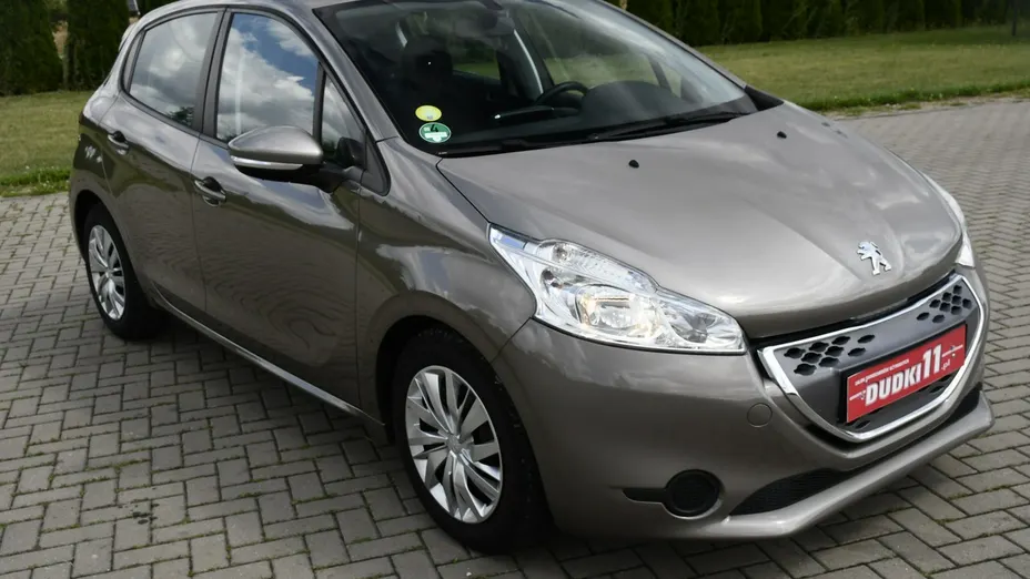 PEUGEOT 208 -