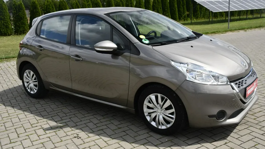 PEUGEOT 208 -