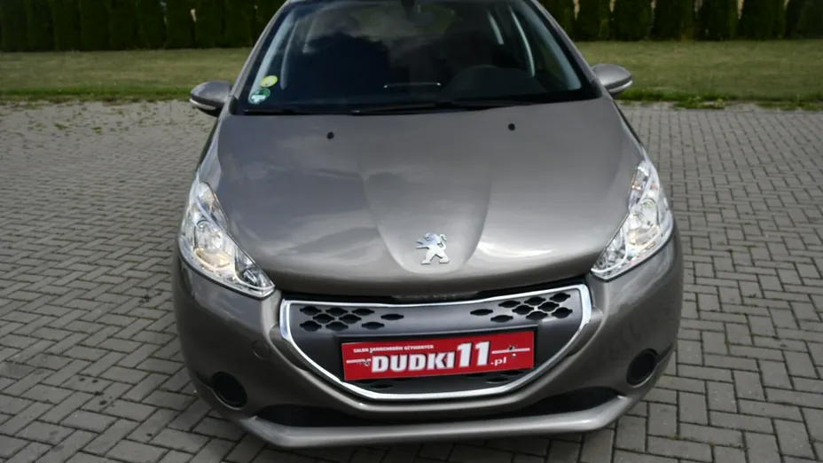 PEUGEOT 208 -