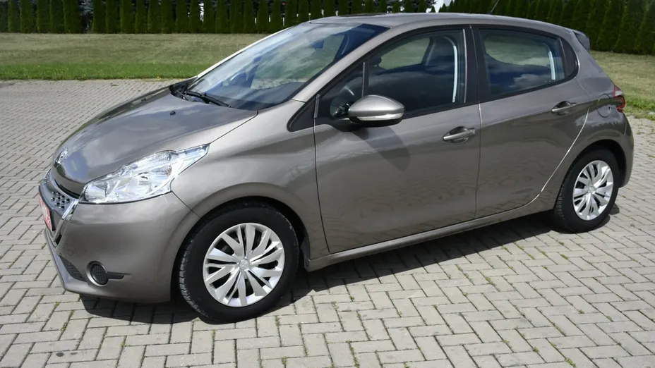 PEUGEOT 208 -