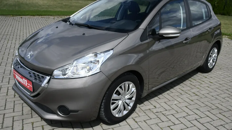PEUGEOT 208 -