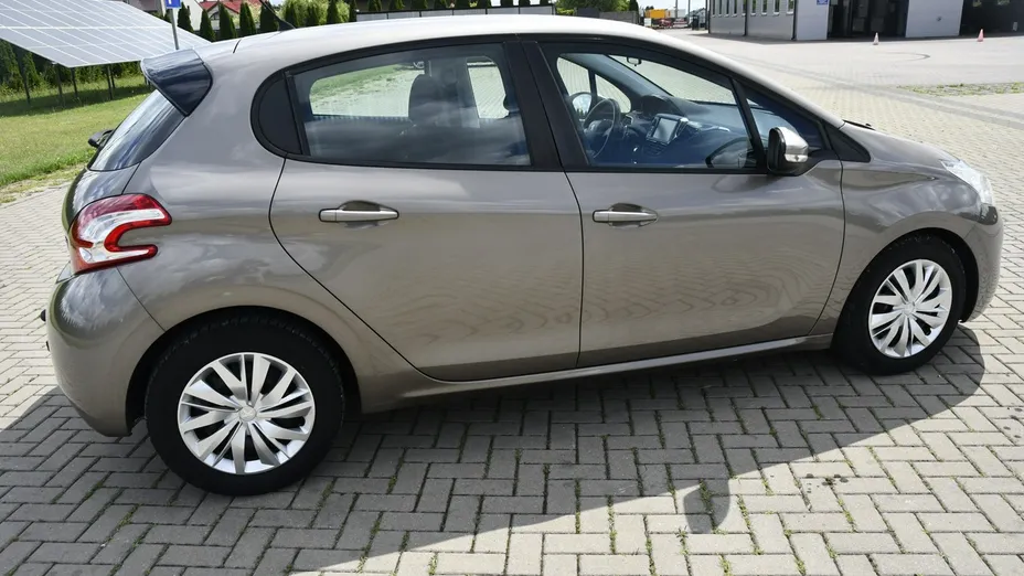 PEUGEOT 208 -