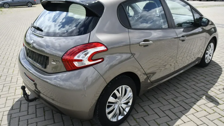 PEUGEOT 208 -