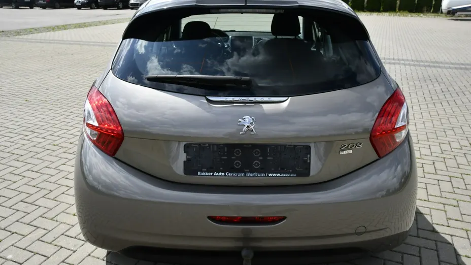 PEUGEOT 208 -