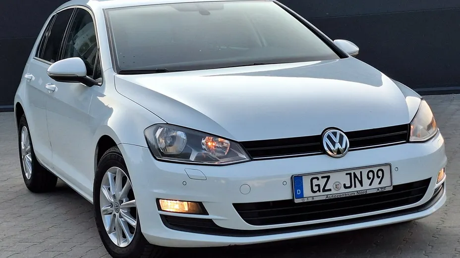 VOLKSWAGEN Golf -