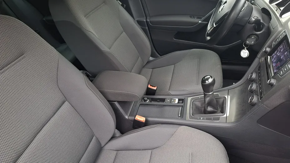 VOLKSWAGEN Golf -