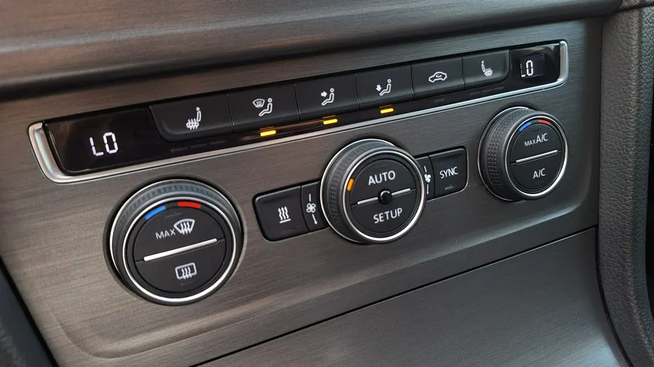 VOLKSWAGEN Golf -
