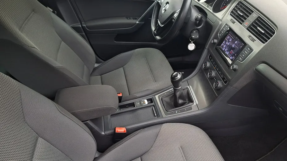 VOLKSWAGEN Golf -
