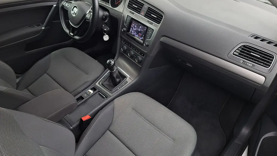 VOLKSWAGEN Golf -