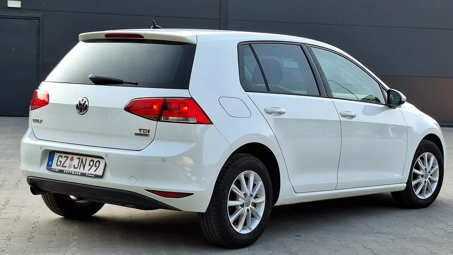 VOLKSWAGEN Golf -