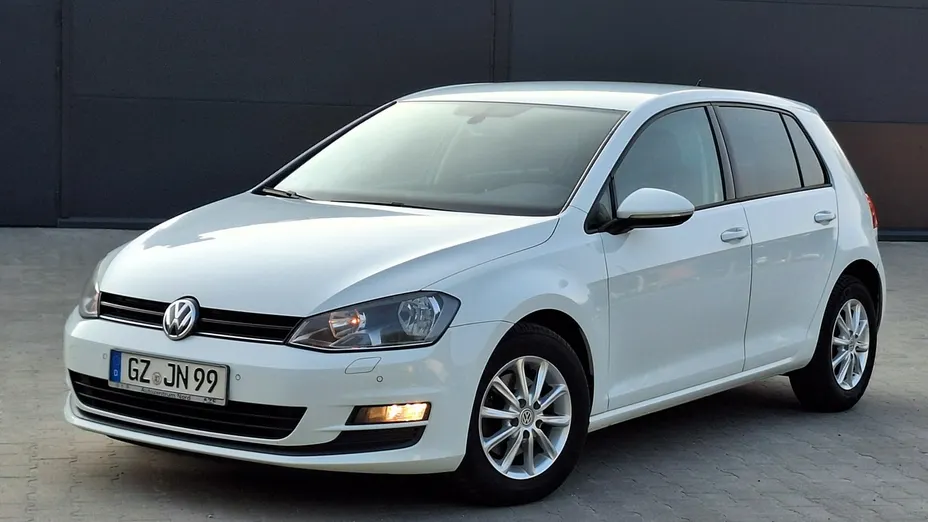 VOLKSWAGEN Golf -