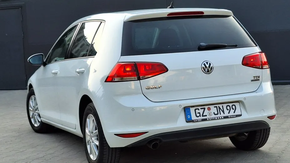 VOLKSWAGEN Golf -
