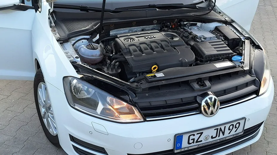 VOLKSWAGEN Golf -