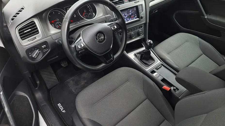 VOLKSWAGEN Golf -