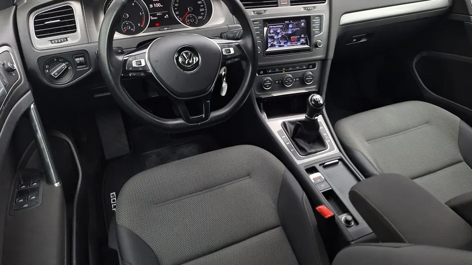 VOLKSWAGEN Golf -