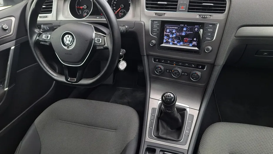 VOLKSWAGEN Golf -