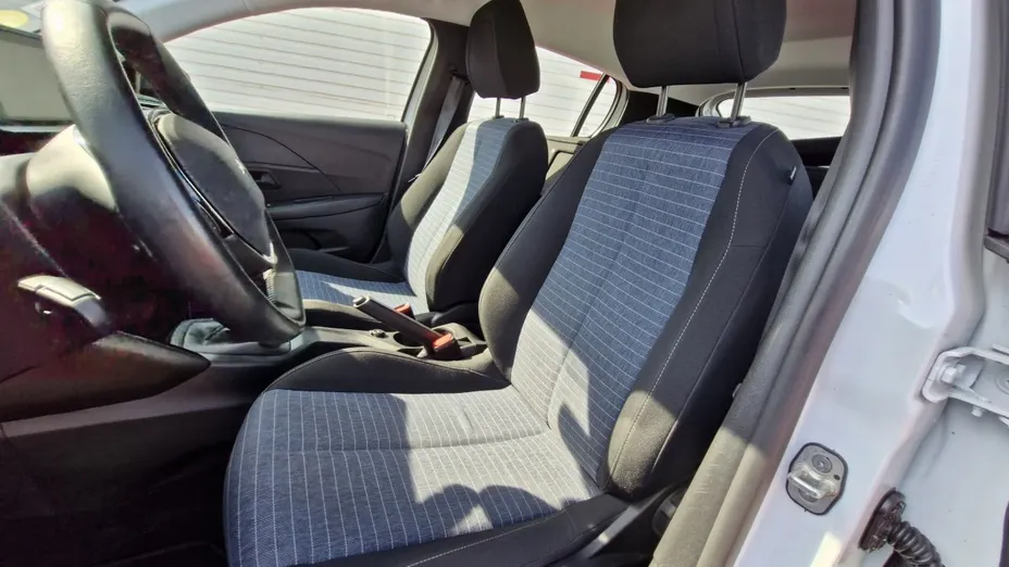 PEUGEOT 208 -