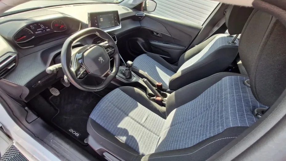 PEUGEOT 208 -