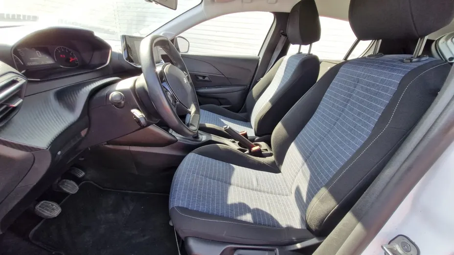 PEUGEOT 208 -