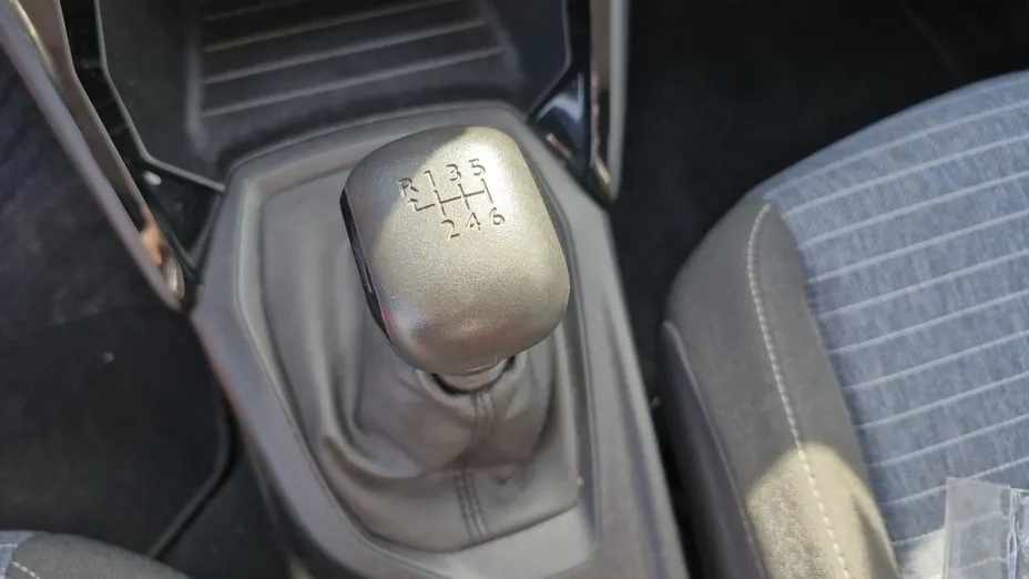 PEUGEOT 208 -