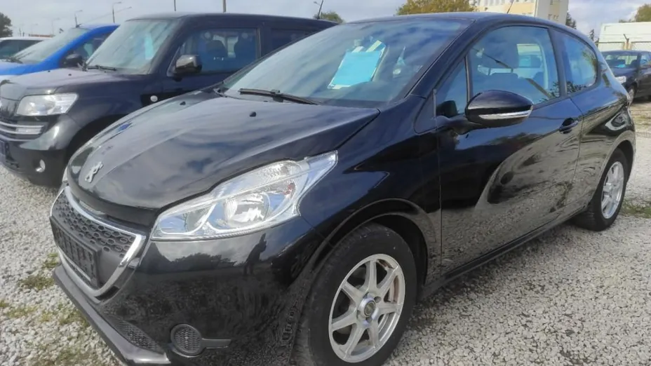 PEUGEOT 208 -