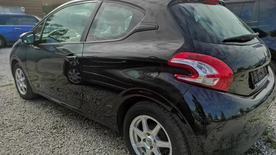 PEUGEOT 208 -