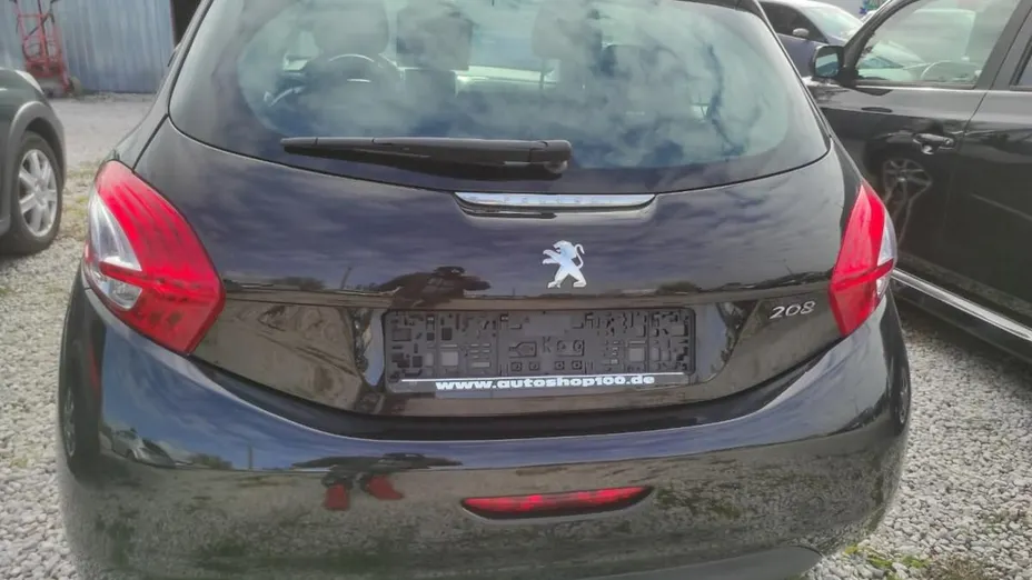 PEUGEOT 208 -