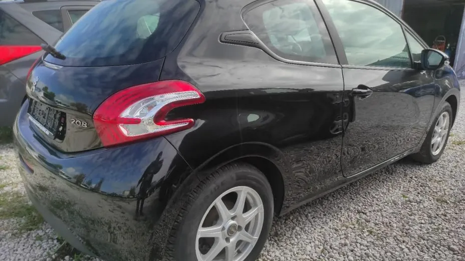 PEUGEOT 208 -