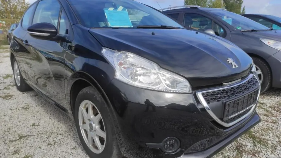 PEUGEOT 208 -